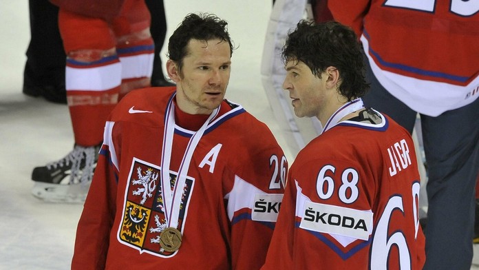 Patrik Eliáš a Jaromír Jágr po dekorácii bronzových medailí po víťazstve nad Ruskom v zápase MS 2011.