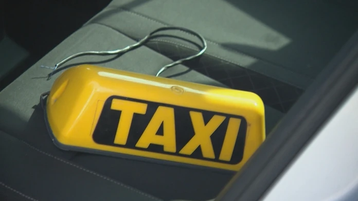 Odvezie vás po ôsmej večer taxík? 
