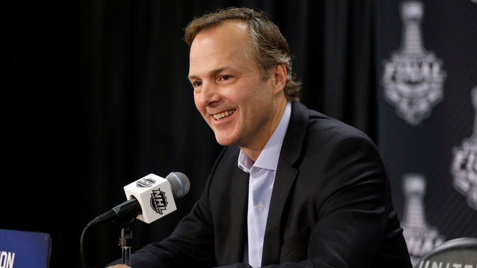 Tréner Tampa Bay Lightning Jon Cooper počas tlačovej konferencie.