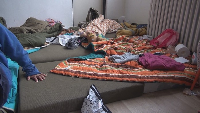 Rodiny zo zhorenej bytovky v Žiline bývajú v telocvični