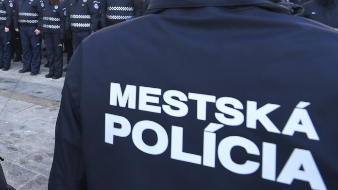 Fotka dňa. Kuriérovi jedla spadli do kanalizácie kľúče, pobaví vás, ako reagoval policajt