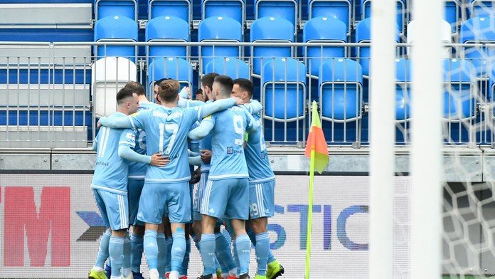 Rozhádzané hlasovacie lístky v Medzanoch.