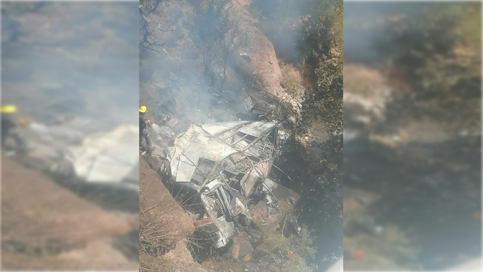 Autubus spadol z mosta do priekopy.