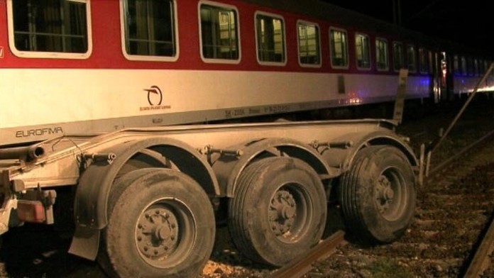 Nehoda vlaku a kamionu.