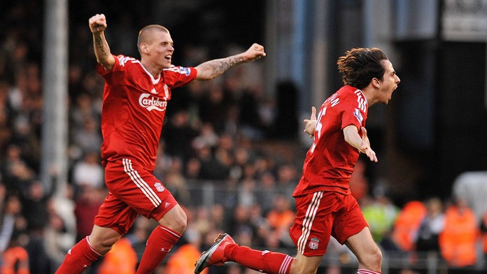 Benayoun a Škrtel oslavujú gól