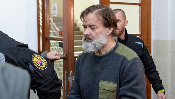 Na snímke obvinený Dušan Dědeček prichádza s putami na rukách na neverejné rozhodovanie o trvaní väzby.