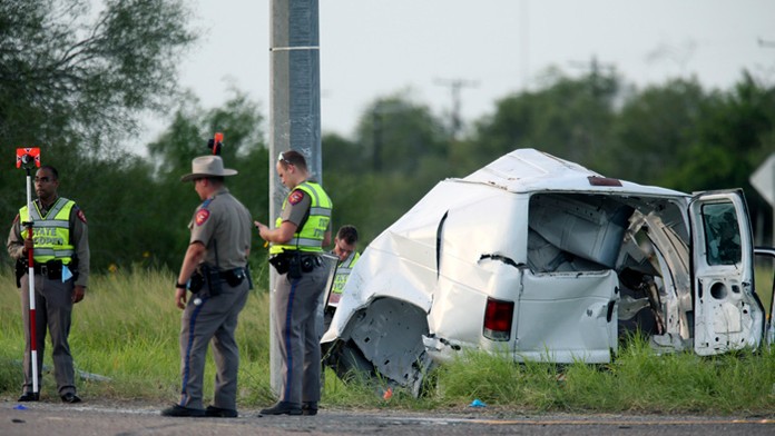 Príslušníci ministerstva verejnej bezpečnosti v Texase stoja pri havarovanom vozidle.
