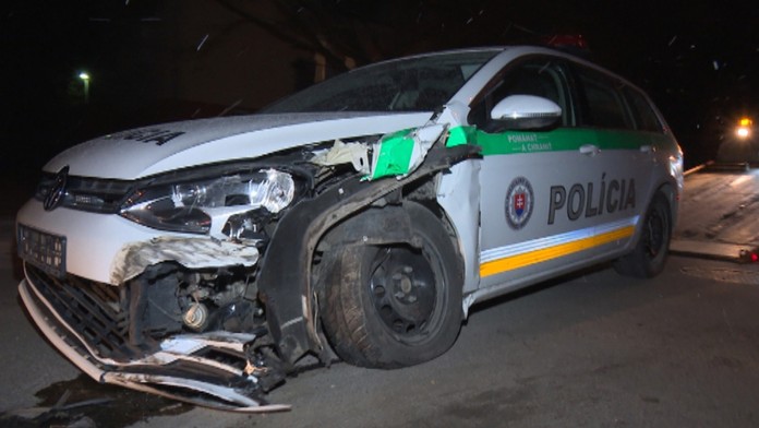 Takto po dráme dopadlo policajné auto.