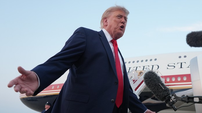 Trump mal po samite NATO tajne odletieť iným lietadlom. Dôvodom mala byť hrozba atentátu