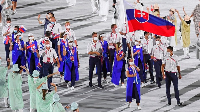 Slovenská výprava na čele s vlajkonosičmi strelkyňou Zuzanou Rehák Štefečekovou a vodným slalomárom Matejom Beňušom.