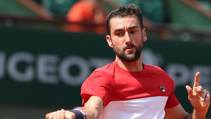 Marin Čilič odvracia loptičku v 2. kole Roland Garros proti Hubertovi Hurkaczovi.