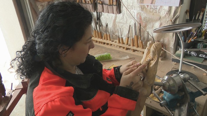 Cez deň v uniforme, vo voľnom čase s dlátami v ruke. Alena má na ženu nezvyčajný koníček