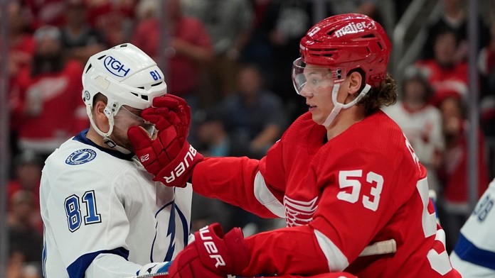 Obranca Detroitu Moritz Seider počas potýčky s obrancom Tampy Erikom Černákom.