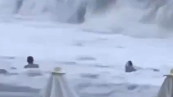 VIDEO: Túžba po fotkách sa jej stala osudnou. Ženu (†20) stiahlo rozbúrené Čierne more