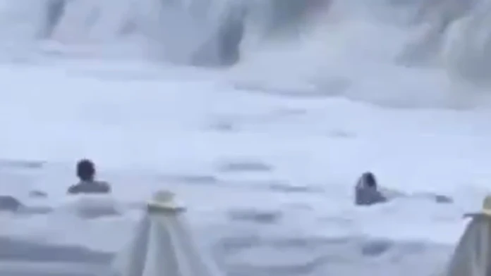 VIDEO: Túžba po fotkách sa jej stala osudnou. Ženu (†20) stiahlo rozbúrené Čierne more