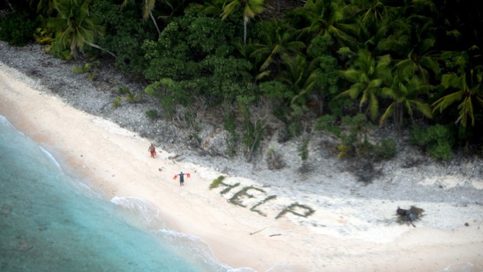 Stroskotancov zachránil nápis HELP.