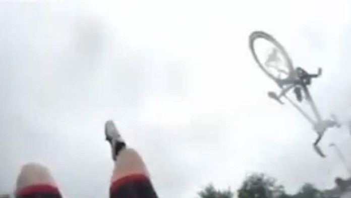 Cyklista po náraze automvyletel do vzduchu