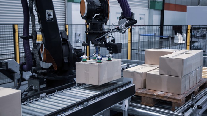 Robot dvíhajúci krabicu