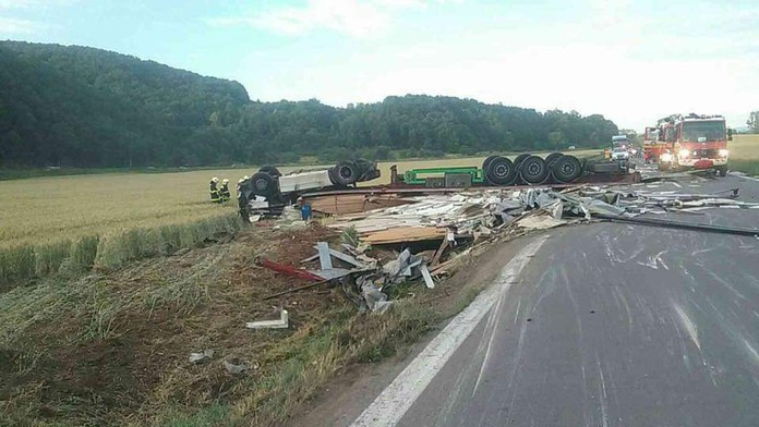 Kamión sa pri nehode prevrátil.