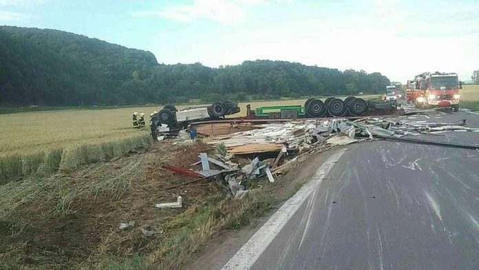 Kamión sa pri nehode prevrátil.