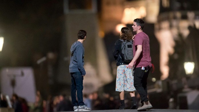 Tom Holland a Zendaya na Karlovom moste v Prahe