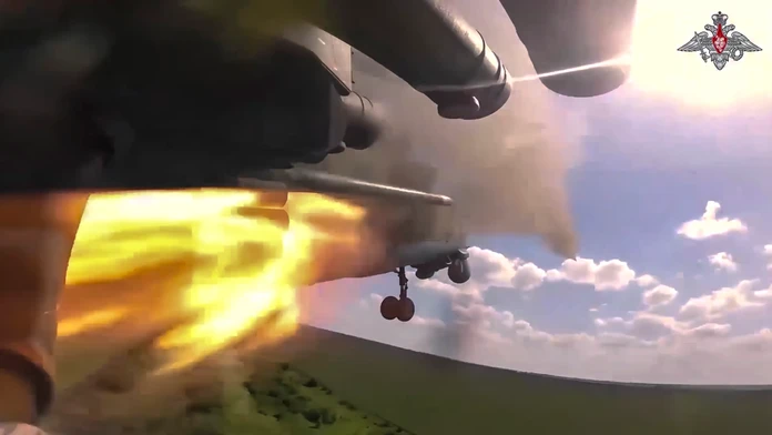 Na snímke z videa zverejnenej ruským ministerstvom obrany ruský vojenský vrtuľník MI-35 strieľa rakety na Ukrajinu z neznámeho miesta.