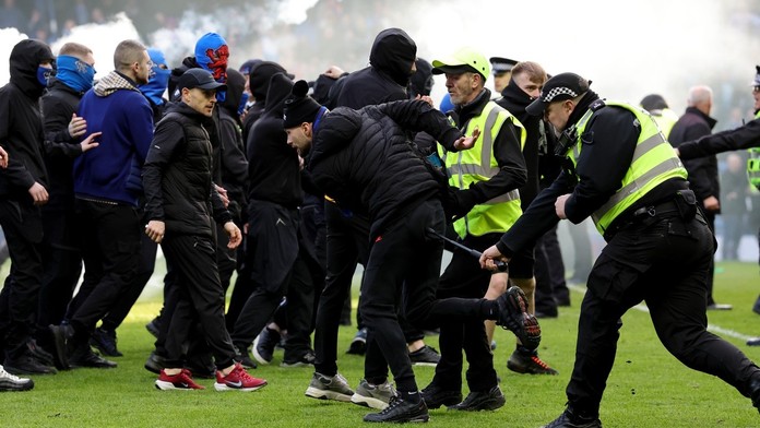 VIDEO: Lietali päste aj pyrotechnika, zasahovať museli desiatky policajtov. Ultras sa bili priamo na trávniku