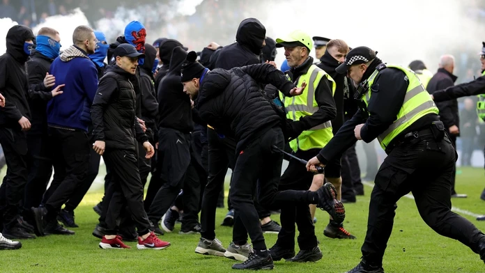 VIDEO: Lietali päste aj pyrotechnika, zasahovať museli desiatky policajtov. Ultras sa bili priamo na trávniku