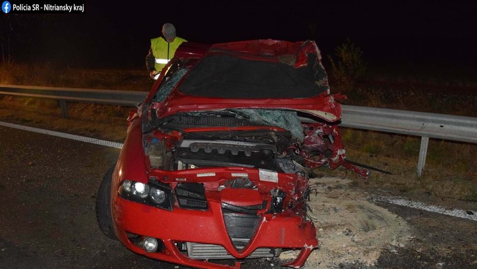 Zdemolované auto po zrážke