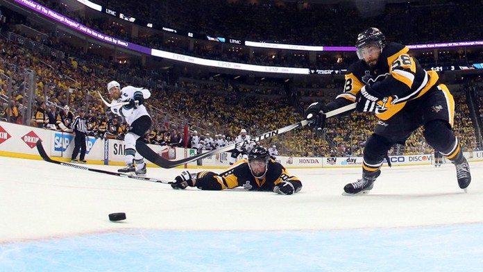 Hokejisti San Jose Sharks sú stále v hre o Stanleyho pohár.