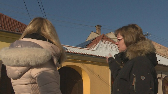 Reportérka magazínu Reflex Miroslava Ondrejčíková a vdova Jarmila Kissová.  