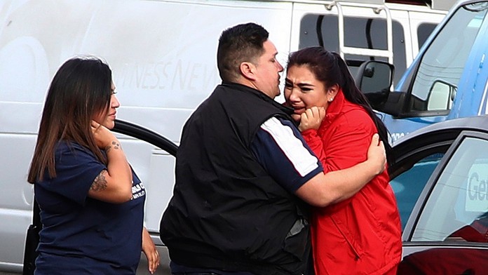 Príbuzni obetí na mieste činu.