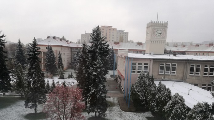 Sneh v okolí internátu Mladá Garda v Bratislave.