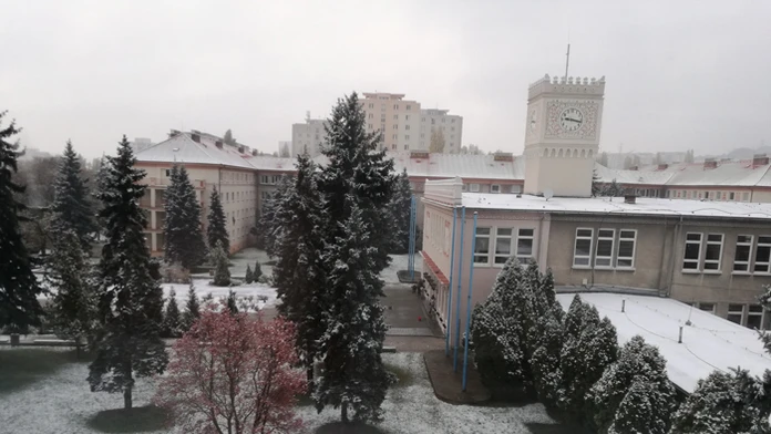 Sneh v okolí internátu Mladá Garda v Bratislave.