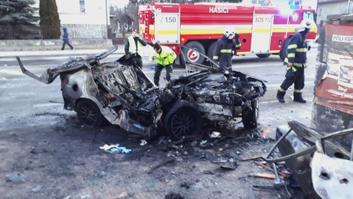 Torzo zhoreného auta.