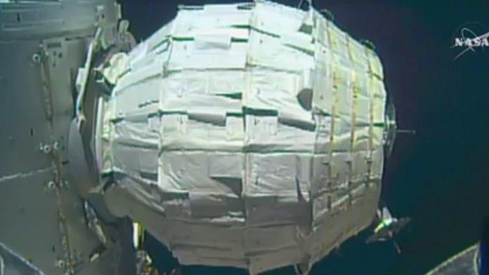 Posádka Medzinárodnej vesmírnej stanice úspešne napustila vzduch do experimentálneho nafukovacieho modulu BEAM.