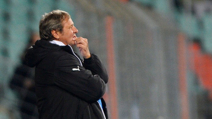 Zamyslený tréner Ján Kozák počas zápasu s Luxemburskom.