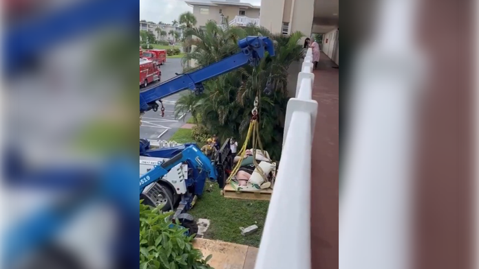 VIDEO: Morbídne obézneho muža prepravili do nemocnice s pomocou žeriava. Museli vybúrať aj časť muriva