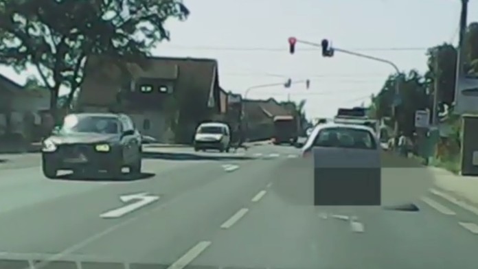 Chodec vbehol na čevenú.