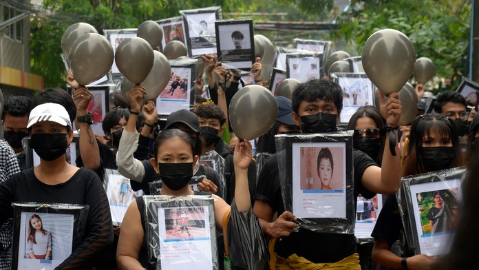 Príbuzní obetí protestov v Mjanmarsku