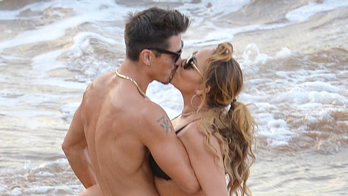 Mariah Carey šantila na pláži s mladým milencom. Až jej vykukla bradavka