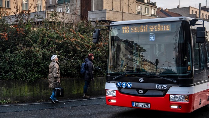 Nehoda autobusu v Prahe: Vodič počas jazdy skolaboval, hlásia zranených