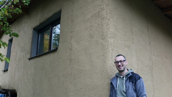 Na snímke staviteľ Ivan Hanko pred svojim novým domom