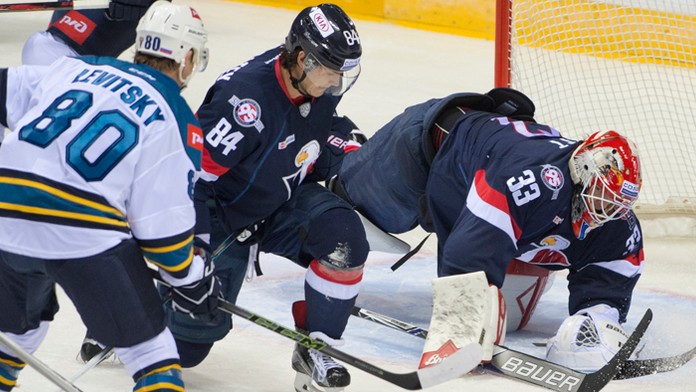 Zľava Igor Levitskij (HK Soči), Tomáš Kundrátek a Barry Brust (obaja Slovan) v zápase KHL.