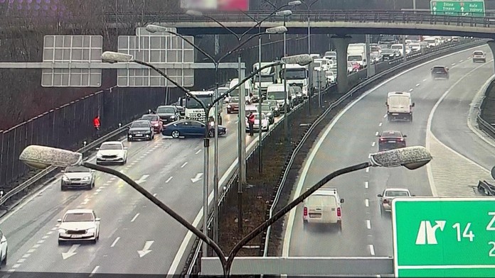 Dopravná nehoda na D1 v Bratislave: Všetky jazdné pruhy sú blokované