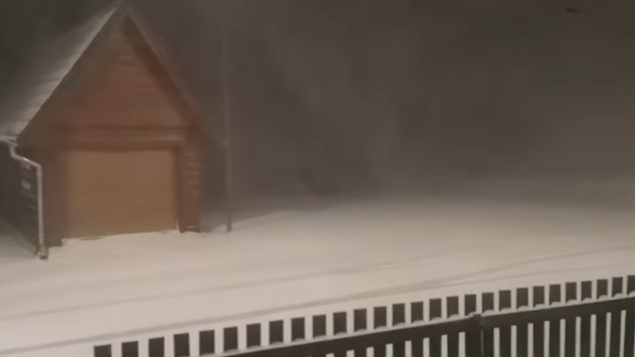 Viaceré oblasti Slovenska sa zobudili do bieleho rána. Aj v nedeľu platia zvýšené výstrahy