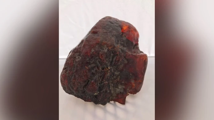 Vzácny kus jantáru, ktorého cenu odhadujú na viac ako milión eur, používala dlhé roky staršia Rumunka ako zarážku na dvere. 