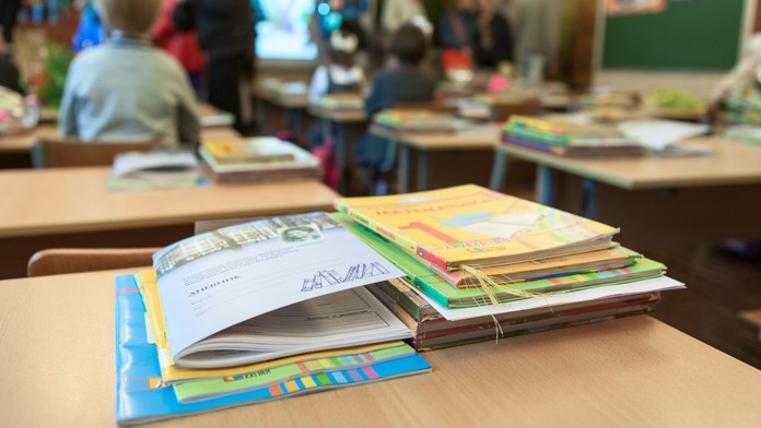 Vojnu vraj plánovali Ukrajina a NATO. Do ruských lavíc pribudla nová učebnica, mladých vyzýva vstúpiť do armády