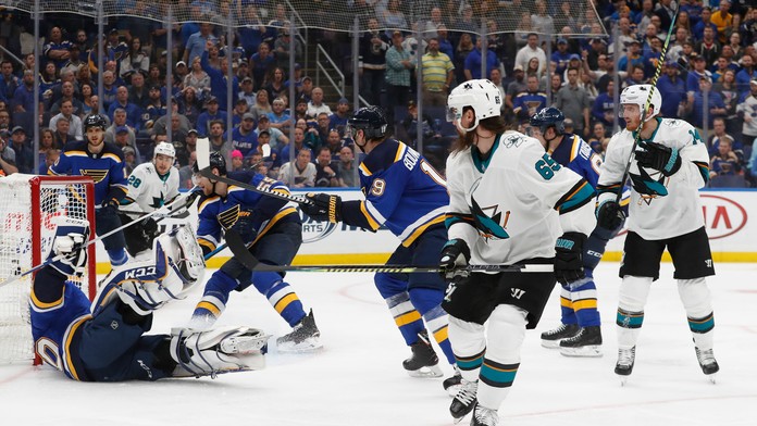 Ilustračná snímka - ľudia čakajú v rade pred nemocnicou.