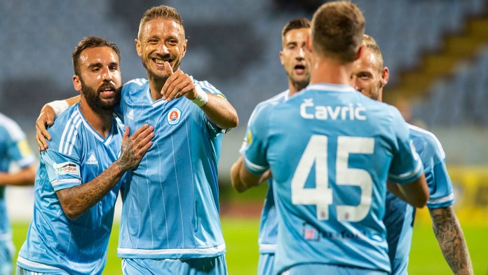 Slovanisti sa tešia z gólu proti Seredi.